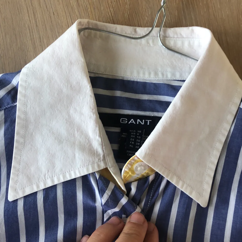Randig multifärgad skjorta från Gant stl 36.. Skjortor.