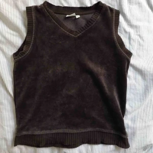  - Mörkbrun jättefin väst! Den ser lite mörkare ut på bild än i verkligheten men skriv om du vill ha fler bilder! Buda 💕
