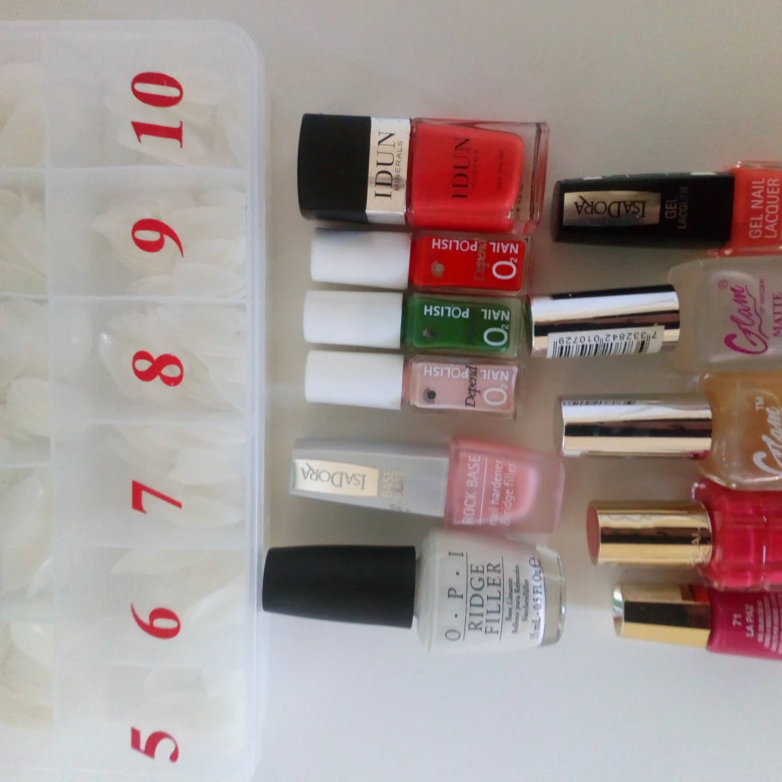 Nagellack och lösnaglar allt för ett pris