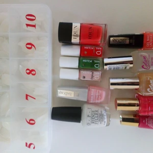 Nagellack och lösnaglar allt för ett pris  - 11 olika slags nagellack däribland ridgefiller, nailhardener&ridgefiller, underlack och överlack