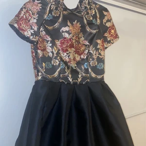 En festklänning  - En jättesnygg festklänning som bara används en gång , den är väldigt fin och säljer den här för 250 kr 