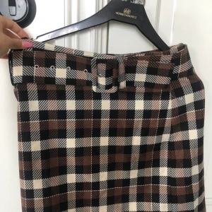 Rutig kjol Ginatricot 34 - Rutig Oldschool kjol med skärp  från Ginatricot storlek 34. Säljer pga att jag aldrig använder den för att den är lite för stor! Nypris ca 400. Pris kan diskuteras 💫💫