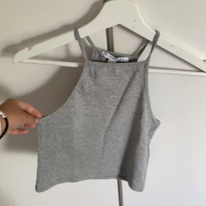 Grå cropped linne - Grå cropped linne från Nelly.com NLY Trend