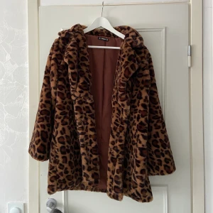 Leopardjacka - En leopardjacka från Shein i storlek M men den är mindre i storleken. Oanvänd!!  Köparen står för frakten.