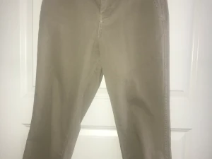 Zara byxor  - Beige byxor från zara. Använd några gånger men är i bra skick. Storlek 36 