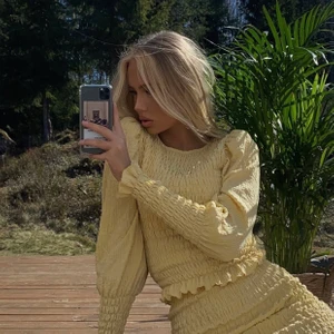 Gul topp - Säljer min gula topp jag använt 1 gång bara. Bilden är lånad av Emma ellingsen:)