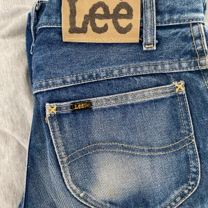 Vintage lee jeans - Snygga lee vintage jeans från 70-talet, cool blå nyans på jeansen. Dom är lågmidjade och halvt bootcut. Jeansen har inte så mkt stretch i sig då dom är vintage!!!❤️