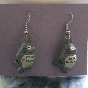Totoro örhängen - Säljer ett par totoro örhängen 🤍🖤 Jag har använt dessa ca 1 gång och de är i väldigt bra skick! Tvättar noggrant innan jag skickar iväg 🤍🤍