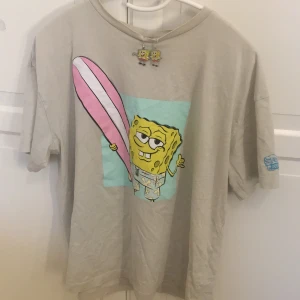 Svampbob tröja +örhängen🦋💞✨ - Jättefin svampbob tröja + örhängen. Tröjan är använd ca 3 ggr och örhängena är aldrig använda🦋💞✨👍🏻 frakten ingår i köpet på detta 