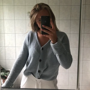 Ljusblå kofta från NA-KD - Ljusblå kofta som funkar till allt, så söt att ha över en t-Shirt med mera. Den är i nyskick och har bara använt den 4 gånger!💕 (OBS frakt ingår inte i priset)