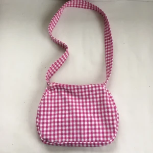 Rutig väska - Rutig väska jag sytt själv. Fin kvalité med ljusblå fodring💘