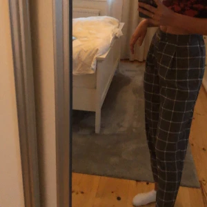 H&M byxor - Byxor från H&M. Tunnt, svalkande material. Storlek XS men passar bra på mig som är S. Stretchig midja så passar för större storlekar. Andvänt fåtal gånger, i bra skick. Nypris ca 199kr