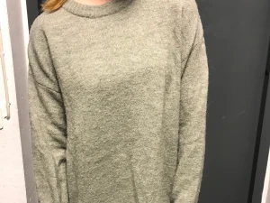 Stickad tröja - Jätte mysig stickad tröja från hm. Använd några gånger men är i gott skick🤗 frakt ingår i priset!!