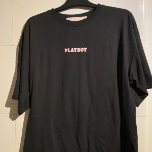 MissguidedXPlayboy t-shirt i storlek 38/M! - T-shirt med Playboy tryck på ryggen. Aldrig använd så i bra skick. 150 kr inkluderad frakt.