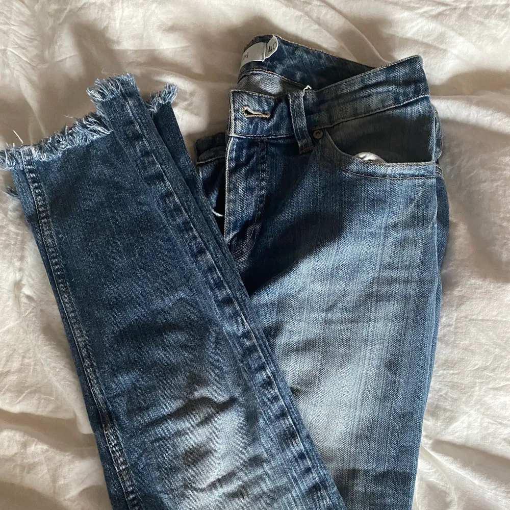Ett par jeans som är slitna ner till. Dom är väll använda men ändå i ett bra skick. Dom är i storlek 40 men passar mig som brukar vara 36/38. Frakt tillkommer . Jeans & Byxor.