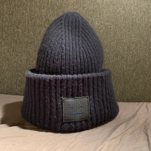 Acne mössa mörk blå - Säljer nu min omtyckta acne mössa. Använd få gånger då jag köpte den på sen vinterns och inte fått mycket användning för den. I mörk blå färg och ej några slitage eller märken på den.                 Original pris 1100kr och säljer nu för 700kr 