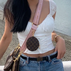 Nakd vit top - En vit top/blus som endast har använt 1gång. Ärmarna går att ha på så sätt. Dragkedja finns på sidan. Och bandet i migten går att justera. Passar xs-s. 