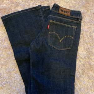 Levis jeans bootcut, modell 572! Jätte snygga men passar inte mig! Säljes billigt då jag rensar ut garderoben!💖