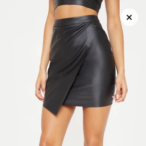 Fake läder kjol passar S-M är UK 8 - Super fin kjol som aldrig använts då den var förstor i midjan. Jag är 168cm väger ungefär 55kg och skulle behövt den i XS UK6 