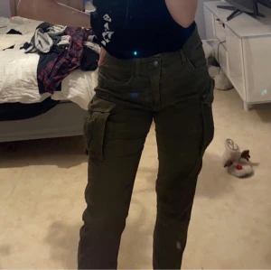gröna cargo pants i strl 28-30 - köpta på jack & jones för ca 3 år sedan. jätte bekväma och lätta att styla <3 pris går att diskutera 