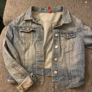 Jeansjacka  - Från hm st 38 men mer som 34-36. Ger intrycket av en smal midja då den är bra skuren! Räcker till naveln ungefär! 