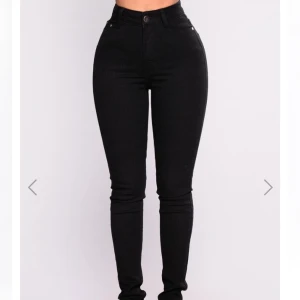 Svarta jeans storlek s/xs - Svarta jeans från fashion Nova. Storlek s/xs. Oanvända. Frakt tillkommer på 79kr 