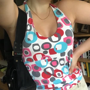 Y2k linne - Jättesött och färglatt linne med låg rygg och fin urringing, knappt använd, perfekt för de som gillar y2k BUDGIVNING i kommentarerna, avslutas 10 sep.    Frakt: 45kr eller mötas upp i Uppsala