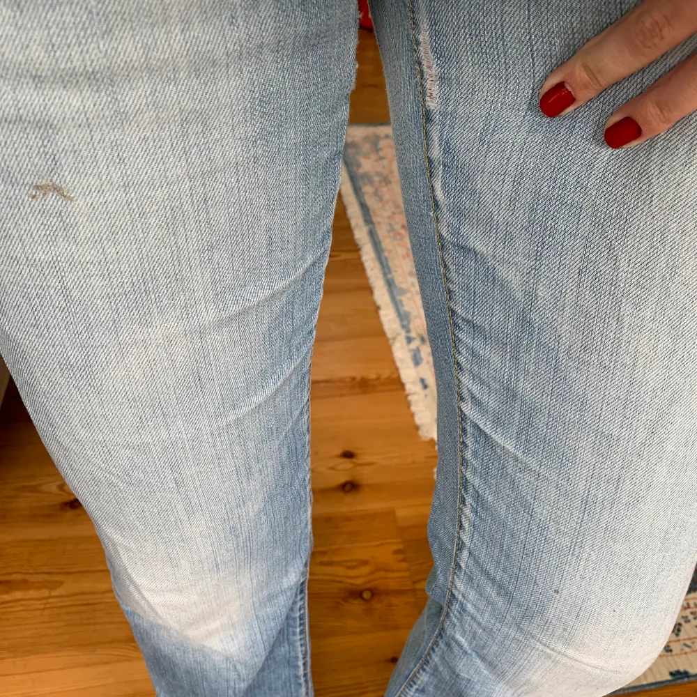 Superfina miss Sixty jeans som tyvärr är förkorta på mig, lite fläckar och lite slitna på insidan av låret, frakt 66kr 💞💕jag är 175cm lång . Jeans & Byxor.