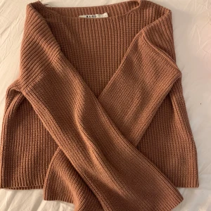 Stickad tröja  - Stickad tröja från nakd i snygg höstfärg. Sparsamt använd, fortfarande som ny. Frakt tillkommer💞