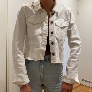 Vit jeansjacka  - Vit jeansjacka i fint skicka,frakt tillkommer❤️