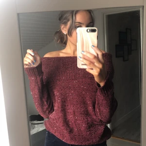 Offshoulder tröja  - Superfin mörkröd tjock tröja med fina paljetter, perfekt lagom till hösten men tyvärr för stor i storleken för mig:( Buda från 50kr :) 
