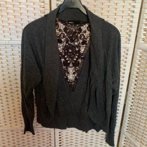 Zoul kofta - En skön snygg kofta som är öppen i ryggen från märket Zoul. 