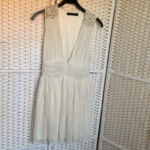 Jean Blush klänning - En snygg vitt klänning från Jean Blush som är sparsamt använd. 