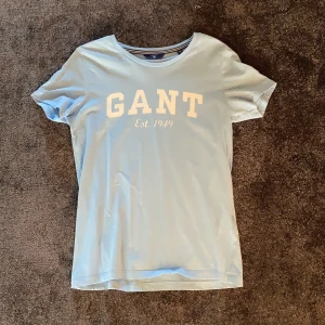 Gant t-shirt - Ljusblå gant t-shirt som inte kommer till användning längre 💓