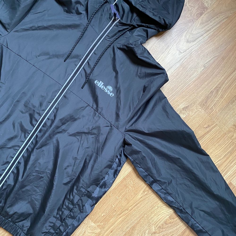 Helt nytt så aldrig använt Ellesse ställ till kille i storlek XL, med snygga Camo detaljer & reflex på Ellesse texten & dragkedjan, jag köpt på JD kostade över 1000 säljer för 700 med frakten! Det är verkligen såå snyggt!!😍🙂 önska jag hade kunnat ha de😇 eller rimligt bud!. Huvtröjor & Träningströjor.