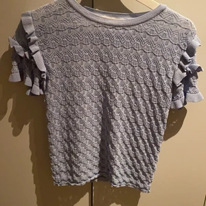 Jätte söt ljusblå topp från zara - Säljer denna jätte gulliga ljusblåa toppen från zara, den har volanger på armarna. Väld använd men är i väldigt fint skick!! Säljer från 150kr,  men priset kan duskuteras💙💙