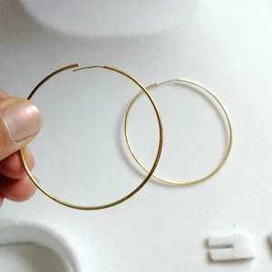 Hoop örhängen - guldplätering ✨ - Hoop örhängen i äkta silver med guldplätering inköpta för 249kr, använt högst 2-3ggr ✨