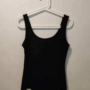 Enkelt linne - Svart, lite silkigt tyg