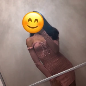 Klänning  - Hej säljer min klänning som jag har använd en gång 