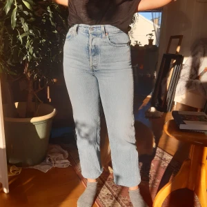 Levis Ribcage Straight W25 - Säljer dessa underbara Levis! Knappt använda så i bra skick. Tyvärr inte blivit min stil helt enkelt så det är bättre de kommer till nån som använder dem 💫 Ca 90cm långa. Storlek 25 i midjan. Ljusaste färgen (tror jag, minns inte riktigt)
