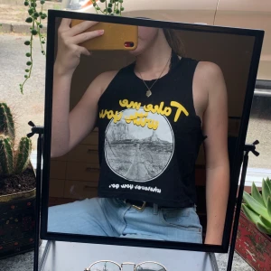 Croppad linne - Snygg croppad linne från Forever 21, använd ett fåtal gånger så i toppskick. Möts upp i sthlm eller köparen står för frakt☀️