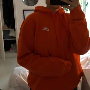 Orange hoodie från Nike, använd endast ett fåtal gånger. 