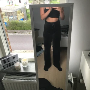 Höga svarta mjukisbyxor - Jätte fina mjukisbyxor i bra skick från Lindex. Säljer för har blivit för små. Priset kan diskuteras. Köparen står för frakten. Kan mötas upp i Lund. 