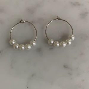 Homemade - Ringar med vita pärlor på. Likadana som de lila. Kostar 15 kronor + 10 i frakt! 