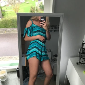 Playsuite med mönster - Fin playsuite/byxdress från Gina. Knappt använd i bra skick. Priset kan diskuteras. Köparen står för frakten. Kan mötas upp i Lund.