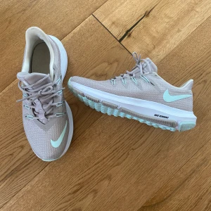 Nike Running. Storlek: 37,5 - Ett par oanvända NIKE RUNNING skor i storlek 37,5. Endast provade. Frakt tillkommer.