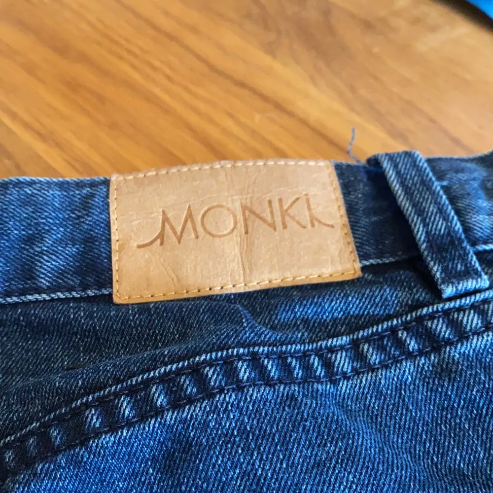 Mörkblåa assnygga jeans från Monki i flare ”Yoko” model. Storlek 26 i midjan men passar perfekt för mig som har 25. 32 i längd. Använda en gång så är i nytt skick. Köparen står för frakten men kan även mötas upp💓💓💓. Jeans & Byxor.