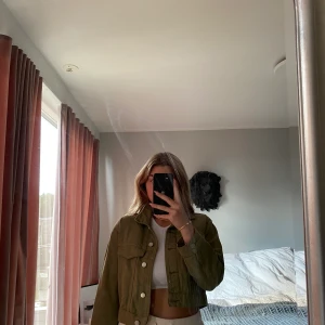 Croppad jacka  - Croppad jacka från Gina Tricot! Skitball och sparsamt använd💚