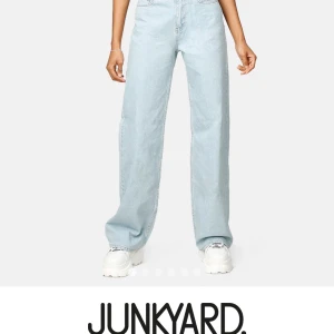 Blåa jeans - Säljer mina raka blåa jeans från junkyard, då jag har massa liknande. Byxorna är använda 2-3 gånger och är därför i nyskick. Dom är i storlek 24, vilket passar mig som är 168cm perfekt. Nypriset är 499kr men jag säljer dom för 350kr