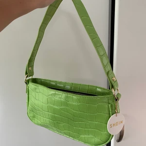 Väska ✨ - Superfin väska från shein som helt enkelt aldrig kommit till användning. Frakt tillkommer 63kr 💚